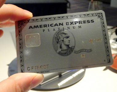 アメリカン・エキスプレスの「プラチナ・カード」が金属製のメタル 