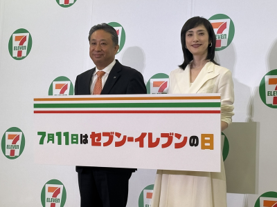 セブン-イレブン・ジャパン 代表取締役社長 阿久津知洋氏とゲストの天海祐希さん