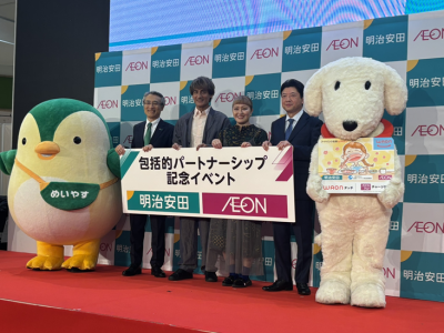 左から明治安田生命保険相互会社 取締役 代表執行役社長 永島英器氏、本並 健治さん・丸山 桂里奈さん、オン　取締役 代表執行役社長 吉田 昭夫氏