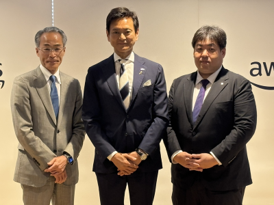 アマゾン ウェブ サービス ジャパン 執行役員 エンタープライズ事業統括本部　金融事業/ストラテジックアカウント/西日本事業本部 統括本部長 鶴田 規久氏、アフラック生命保険 取締役専務執行役員 二見 通 氏、三井住友信託銀行 執行役員 岡松 参次郎氏