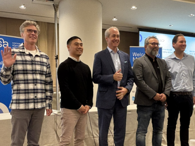 フォトセッション。左からアマゾン
シニア・プリンシパル・ソフトウェア開発エンジニア クリス・デセンゾ 氏、アップル コネクティビティ スタンダーズ アライアンス理事 クリストファー・リー 氏、CSA  プレジデント& CEOのトービン・リチャードソン氏、CSA 取締役会議長 ムサ・ウンメホパ 氏、グーグル Google Home プラットフォーム エンジニアリング担当
シニアディレクター　マット・ヴァン・ダー・スタイ 氏