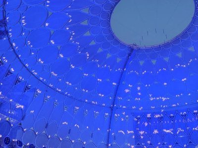 ドバイ万博（EXPO 2020 Dubai）。会場入り口のドーム型の「Al Wasle Plaza（アルワスルプラザ）」。カラフルな映像を映し出していた