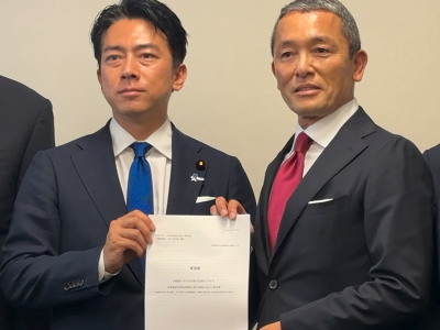 小泉進次郎議員（左）に食事補助に係る所得税の非課税限度額引き上げに向けた要望書を手渡すエデンレッドジャパンの天野 総太郎氏