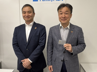 ファミリーマート 金融事業本部 金融事業部部長 寺田晴彦氏（右）とポケットカード 営業本部営業第一部長 小川岳生氏