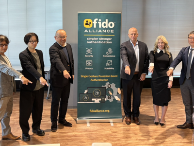 指紋認証による集合写真。左からFIDOアライアンス ボードメンバー FIDO Japan WG 副座長/メルカリ執行役員 CISO 市原 尚久氏、FIDOアライアンス ボードメンバー FIDO Japan WG 副座長/LINEヤフー ID会員サービスSBU ID ユニットユニットリード　伊藤雄哉氏、FIDOアライアンス 執行評議会 ボードメンバー兼 FIDO Japan WG 座長/NTT ドコモ チーフセキュリティアーキテクトの森山光一氏、FIDOアライアンス　エグゼクティブディレクター 兼 CEO アンドリュー・シキア氏、FIDOアライアンス チーフ・マーケティング・オフィサー メーガン・シャーマス氏、FIDOアライアンス APACマーケット開発シニアマネージャー 土屋敦裕氏