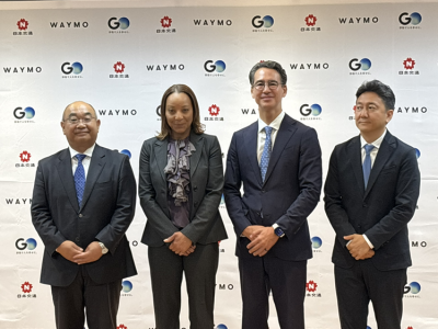 左から日本交通 代表取締役社長 若林 泰治氏、 Waymo 共同CEO　　テケドラ・マワカナ氏、一般社団法人全国ハイヤー・タクシー連合会 会長

(日本交通 取締役/GO 代表取締役会長)　川鍋 一朗氏、GO 代表取締役社長 中島 宏氏