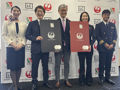 右から2人眼から順にアプラス 代表取締役社長 嶋田 貴之氏、日本航空 執行役員 マイレージライタル事業本部長 大森 康史氏、Black Card I  代表取締役 CEO 菊地 望氏