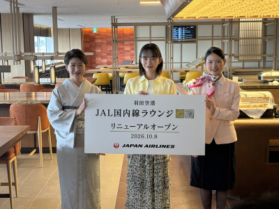 左から日本航空 カスタマー・エクスペリエンス本部
副本部⻑・崎原淳子氏、ゲストの井桁弘恵さん（中央）