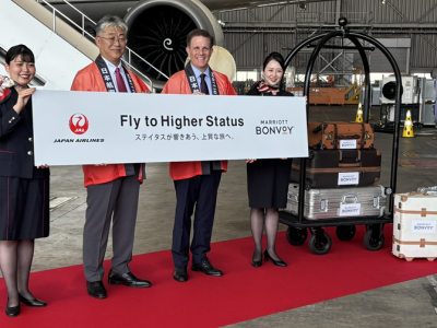 日本航空 執行役員 マイレージ・ライフスタイル事業本部長 西田真吾氏（左から2人目）とマリオット・インターナショナル アジア太平洋地区（中華圏を除く）チーフ・コマーシャル・オフィサー ジョン・トゥーミー（John Toomey)氏（同3人目）