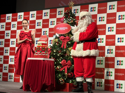 飯豊まりえさんが赤ドレスで登壇したイベント。毎年1万人を超えるJCB会員の皆さんを招待しており、きらめくイルミネーション、華やかなパレード、そして貸切ならではの贅沢な空間で、クリスマス時期の東京ディズニーランドを楽しめるという