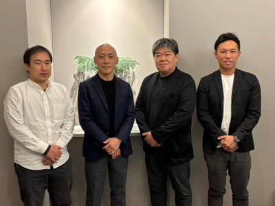 左から日本クレジットカード協会 事務局長 辻中伸幸氏、（前）事務局長 蓮見健一氏、アクシオン 代表取締役社長 安田貴紀氏、事務局 調査役 伊藤祐一氏