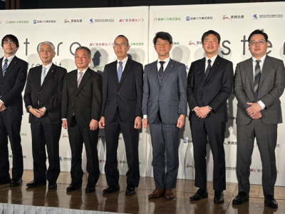 左から近畿運輸局 自動車交通部長 西野 光氏、奈良交通 常務取締役 後藤 秀雄氏、近鉄バス 取締役 田邉 勝己氏、関西空港交通 取締役社長 河合 潤二氏、阪急観光バス 常務取締役 経営企画部長 林 忠広氏、阪神バス 経営企画部長 岡 伸治氏、三井住友カード Transit本部長兼 Transit事業企画部長 石塚 雅敏氏