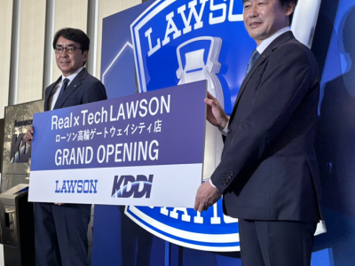 KDDI 代表取締役社長 CEO 松田 浩路氏（右）とローソン 代表取締役 社長　竹増 貞信氏（左）