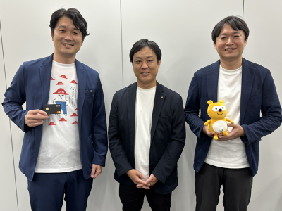 左からローソン銀行　商品サービス部　エキスパート 武中龍之介氏、ジャルパック 販売部 アシスタントマネージャー 滝口圭太氏、ロイヤリティマーケティング 金融サービス統括部 シニアマネージャー 小林宜弘氏