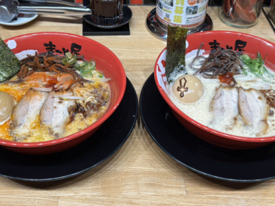 「獣神麺・赤」（左）と「獣神麺・白」