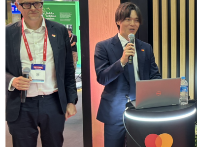講演するMastercard スペシャリストセールス 営業責任者の武田裕貴氏。左がAPT時代からビジネスに取り組んできたシニア・ヴァイス・プレジデントのRupert Naylor氏