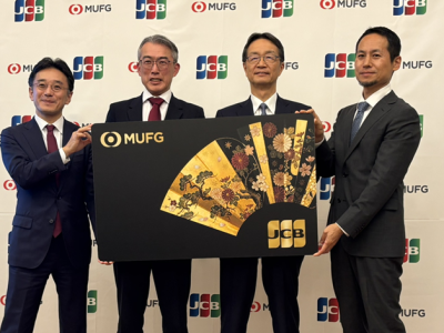 左から三菱UFJ銀行 グローバルコマーシャルバンキング企画部長 藤 森彦氏、三菱UFJ取締役専務執行役員 グローバルコマーシャルバンキング部門長 兼 COO 小森谷 正敏氏、ジェーシービー 代表取締役会長 兼 執行役員社長 二重孝好氏と執行役員 国際本部長 陽川勝樹氏