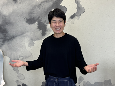 Meg Nakamura氏。最高執行責任者として、Evernorthの業務の卓越性や市場進出戦略、および組織の成長を牽引。コンサルティングやベンチャーキャピタル、そして起業と多岐にわたるキャリアを経験。金融サービスにおける20年の専門知識を持つフィンテックのパイオニアであり、決済技術の構築とスケールアップにおいて深い経験を持つ。過去にはApto Paymentsの創業者兼CEOとして、CoinbaseやVenmoを含む主要なフィンテック企業向けに、カード発行インフラおよび決済処理プラットフォームを構築し、プリンストン大学で学士号を取得