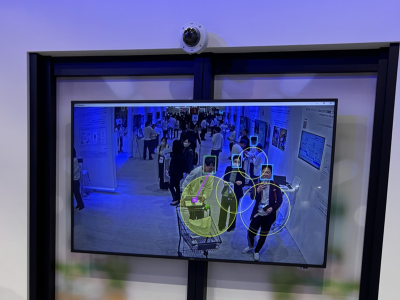 リテールテックJAPANではレジカート利用者などを一斉で顔認証で読み取るデモを実施