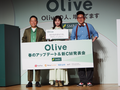 左から「Oliveの人〜スマホ」篇／「Oliveの人〜PayPay」篇」に出演するお笑いコンビ・ダイアンの津田篤宏さん、吉高由里子さん、“PayPayの人”宮川大輔さん