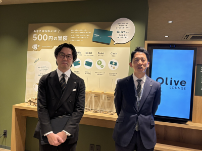 三井住友銀行チャネル戦略部長中村 裕信氏（右）とカルチュア・コンビニエンス・クラブ SHARE LOUNGE事業本部Olive LOUNGE推進部部長堤 晃氏