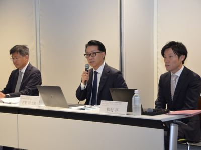 楽天グループ代表取締役副社長執行役員の百野研太郎氏（中央）、専務執行役員コマース＆マーケティングカンパニープレジデントの松村亮氏（右）、執行役員渉外統括部ディレクターの関聡司氏