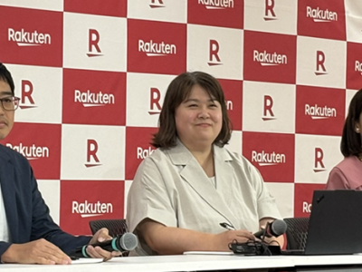 左から楽天グループ コマース&マーケティングテクノロジー統括部 ジェネラルマネージャー 山川 祐介氏、執行役員 市場編成部 ジェネラルマネージャー 髙間 真里氏、「楽天市場」出店店舗のプチギフトmomo-fuku（百福）専務 木澤 典子氏
