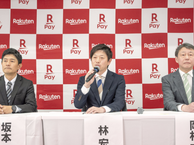 左から楽天ペイメント 執行役員 プロダクト開発本部 副本部長 坂本 和彌氏、営業第一本部 副本部長 兼 データマーケティング部 部長 林 宏憲氏、楽天少額短期保険 執行役員 岡村 匡純氏。4月17日開催の楽天ペイのAI活用に関する説明会において
