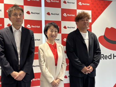 左からJALデジタル　デジタルデリバリー部 デリバリー戦略グループ 統括グループ長　磯崎 洋幸氏、レッドハット 代表取締役社長　三浦 美穂氏、三井住友カード　常務執行役員 CTO デジタルイノベーションオフィス 本部長 兼 デジタルシステム開発部 共管　中川 陽介氏
