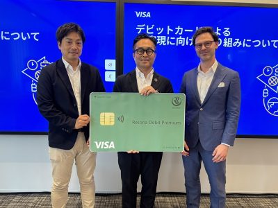 7月22日の説明会では、りそなホールディングス 執行役 兼グループCDIO 川邉 秀文氏（中央）より新サービスや取り組み、ビザ・ワールドワイド・ジャパン プロダクト本部長　飯高 和也氏より
環境へのアプローチについて、ecolytiq社 Chief Commercial Officer エヴァン・ペティジョン氏より
サービス・新機能を支えるテクノロジーについて紹介した