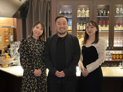 中央がスナックテクノロジーズ 代表 関谷有三氏、左が吉田早織ママ、右が伊藤なつみママ