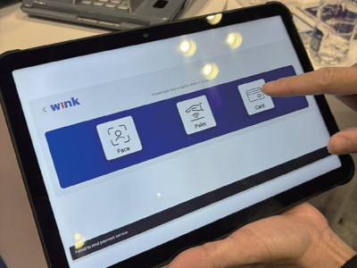 「NRF 2026: Retail’s Big Show」のPAX ブースでは生体認証のデモも行われていた