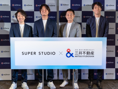左からSUPER STUDIO 取締役副社長 COO 兼 CPO　花岡 宏明氏と代表取締役社長 CEO　林 紘祐氏、三井不動産 執行役員 イノベーション推進本部 ベンチャー共創事業部長 髙波 英明氏と 商業施設・スポーツ・エンターテインメント本部　商業施設運営一部長　渡辺 誠氏。5月16日の記者説明会において
