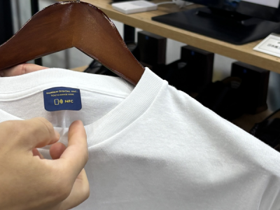 Tシャツや靴にNFCタグを付けたデモを実施。今後はNFCタグ読み取り時の位置情報を活用することで、不正流通の防止や店頭やイベント会場での顧客エンゲージメント強化などに用途を拡大していく