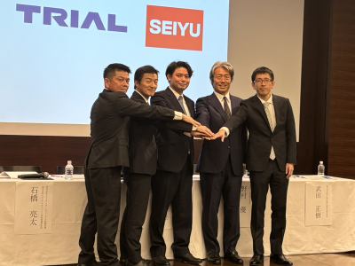 左からライアルホールディングス取締役／トライアルカンパニー代表取締役社長 石橋亮太氏、トライアルホールディングス代表取締役社長 亀田晃一氏、トライアルホールディングス取締役／Retail AI代表取締役CEO 永田洋幸氏、西友 最高財務責任者 執行役員／財務・人事総務本部長野村優氏、西友 執行役員経営企画本部長 武田正樹氏