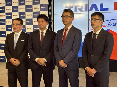 左から西友 副会長 大久保恒夫氏、トライアルホールディングス代表取締役社長 永田 洋幸氏（西友会長）、西友 代表取締役社長 楢木野 仁司氏、執行役員 武田正樹氏