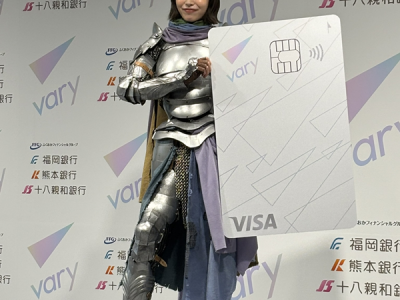 好調なスタートを切った金融サービス「vary（バリー）」。2026年1月16日の発表会見はCM出演の井桁弘恵さんが登場した